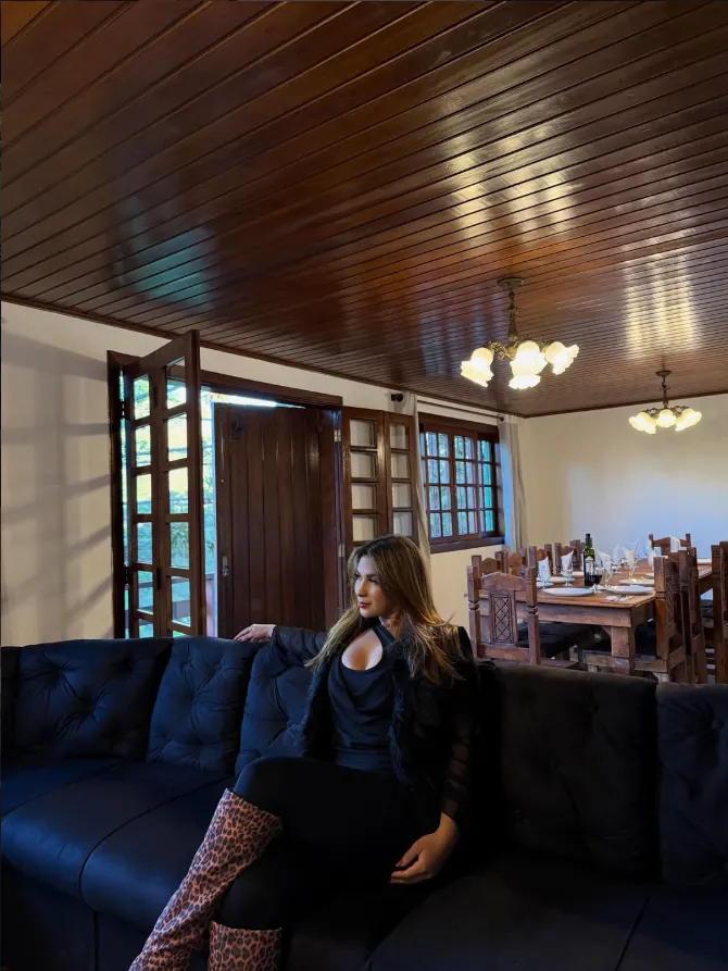 Sala de estar integrada à mesa de jantar