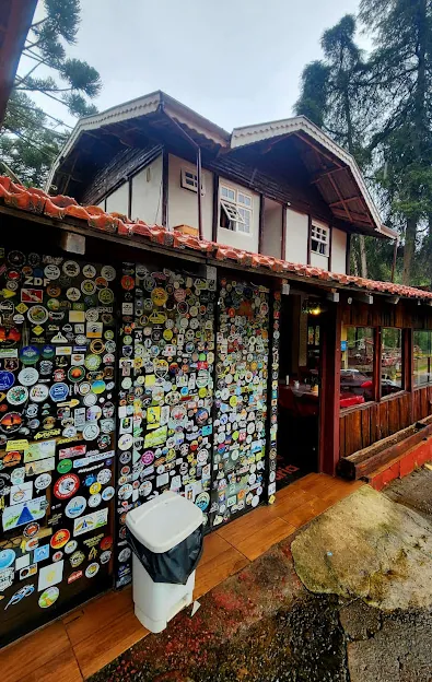 Entrada da Pousada Araucária com a parede de adesivos de viajantes