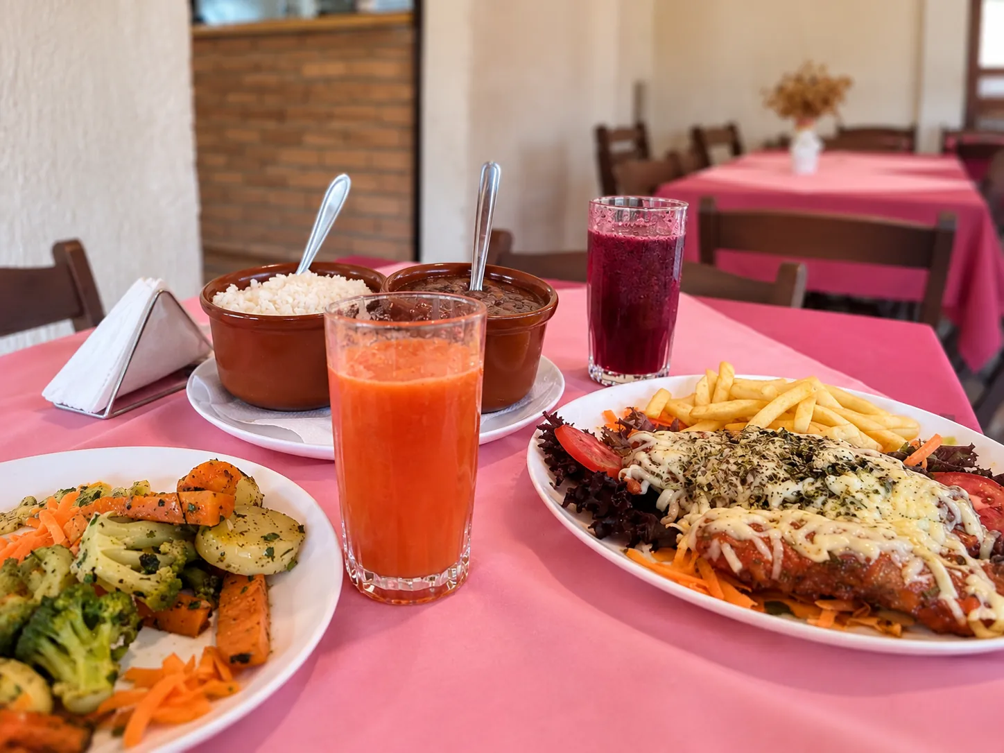 Mesa com pratos e sucos servidos no restaurante