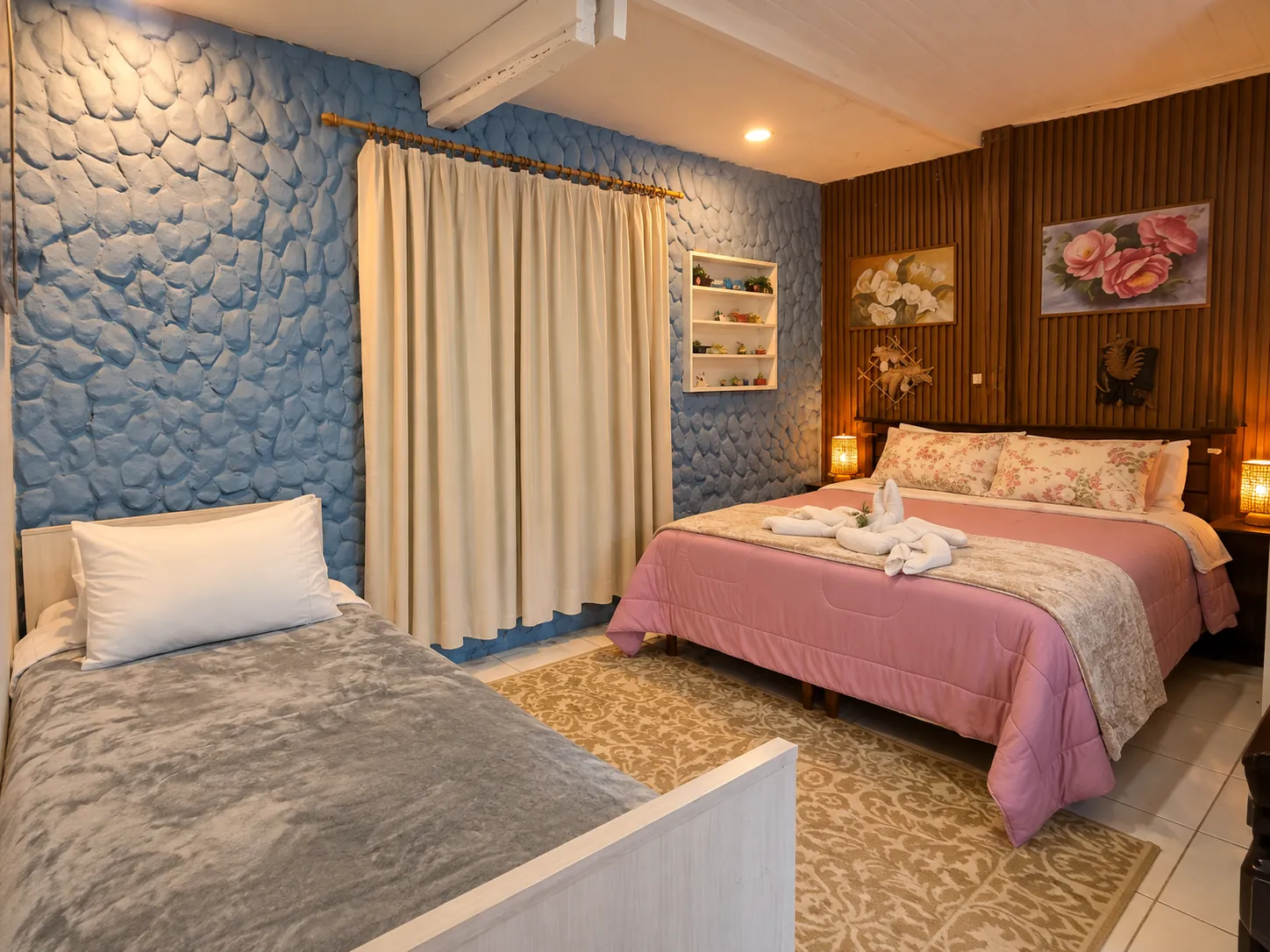 Quarto com cama de casal e cama auxiliar
